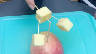 Ăn táo mà đạt đến tầm cao mới, ông bố này chăm con đúng là đỉnh của chóp!