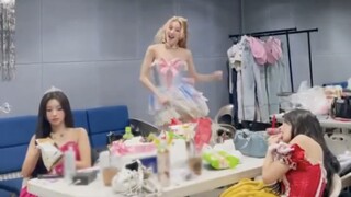 اليوم سأقوم بتحدي ارتداء الملابس عبر الشاشة مع يوي تشي~