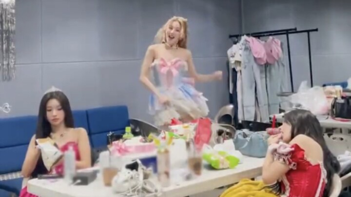 اليوم سأقوم بتحدي ارتداء الملابس عبر الشاشة مع يوي تشي~