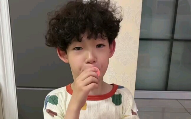 เด็กน้อยเป่าลูกโป่งแต่เป่าไม่ขึ้น แล้วอยากทำลูกโป่งน้ำด้วย ลองทายกันสิว่าเด็กน้อยจะทำสำเร็จไหม?