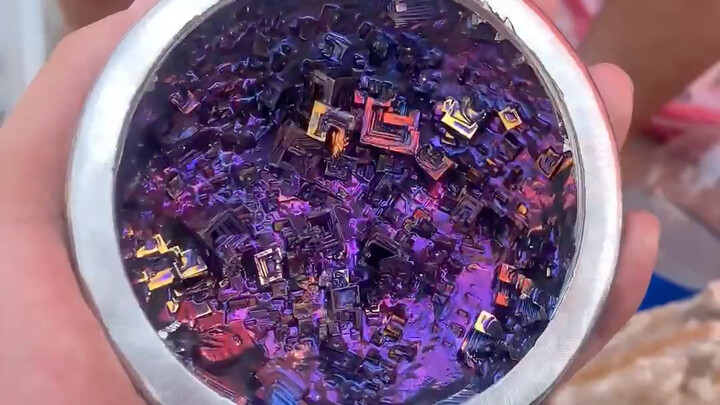 Bawa bijih bismut alami untuk menghasilkan uang