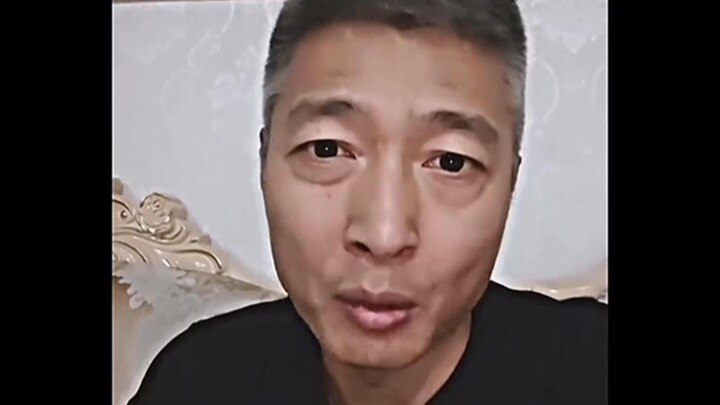 "Người khổng lồ tóc trắng"