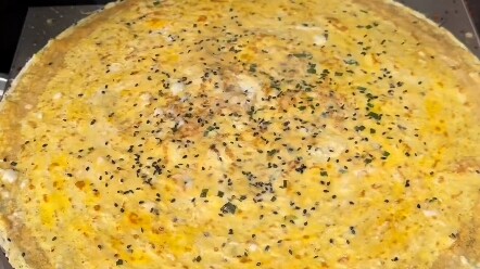 Bánh kếp trứng toàn phần ở hàng quán vỉa hè