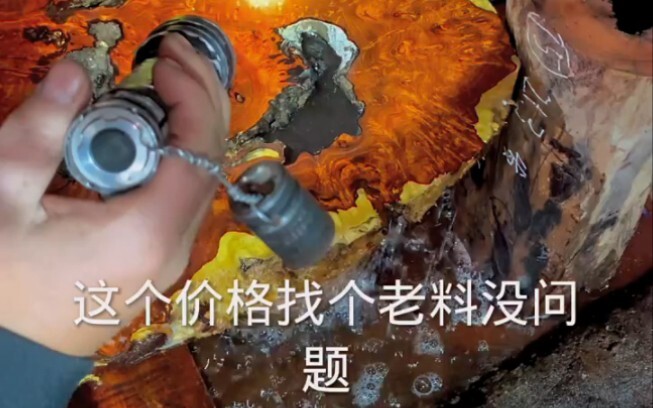 Proses Pembuatan Gelang Kayu Cendana Kecil yang Dipesan Khusus dengan Anggaran 700 untuk Lulusan Bar