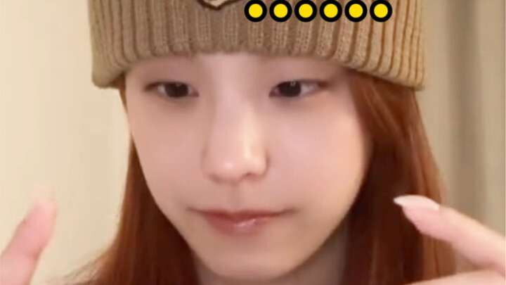 Koreans make a heart sign with their hands (x) and are teasing Hwang Gyuri again