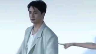 鸡柳哥身上痒就去洗澡