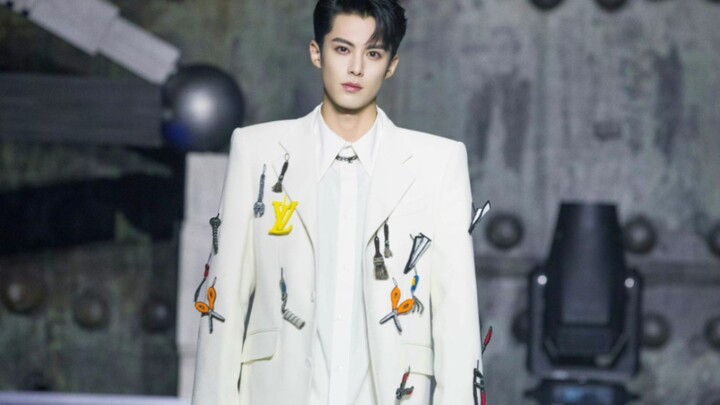 It's been a long time since I've seen such dazzling starlight—she's really shining on the red carpet