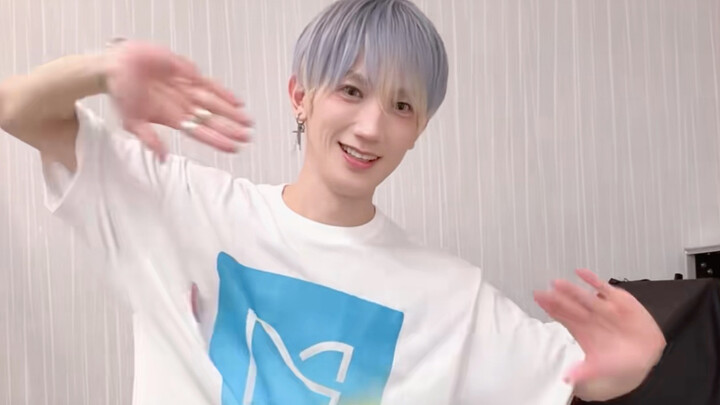 Daisuke Hirose menari lagu kisskisskiss (diajari langsung oleh Daisuke Ono), diunggah ulang dari Tik