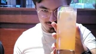 网友拥有的神奇技能：反手拿杯子，他甚至还拍了个视频教程...没有天赋的朋友不要强行练啊！