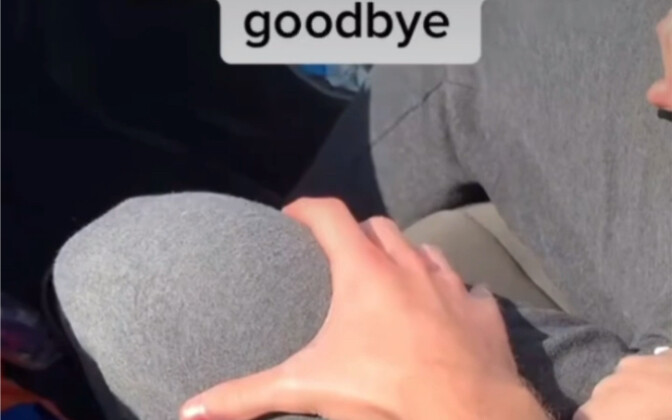 Các chàng trai nói lời tạm biệt với nhau như thế nào