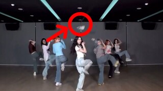 震惊！精致女爱豆在练习室竟然把鞋子踢飞了