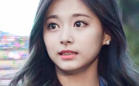 Korean netizen: “When my mom was changing channels, she kept exclaiming after seeing Jihyo in black-