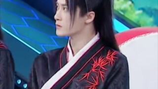 [檀健次]这期唯一的遗憾就是别人的衣领都时紧时松，就大哥的衣领始终如一，一直都紧紧的。。。