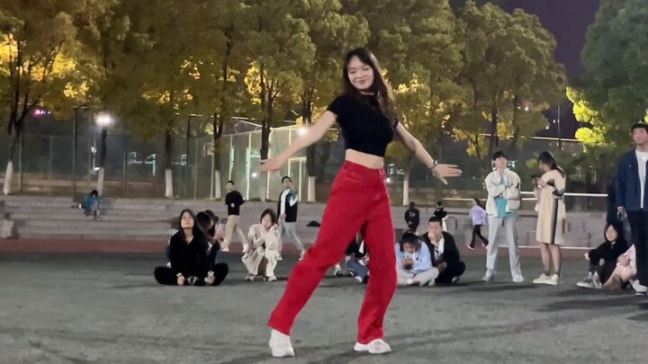 เต้นอยู่บนสนามเด็กเล่น? รักอยู่ในช่วงวิกฤติ? - ประสบการณ์การเต้นของนักเรียนหญิงชั้นปีที่ 2 ปี 2547