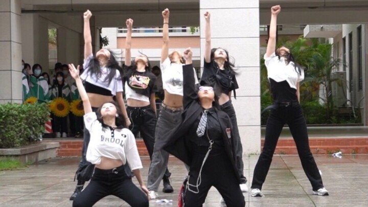 Klub tari SMP Quanzhou No. 5 membawakan lagu "Helicopter" milik CLC