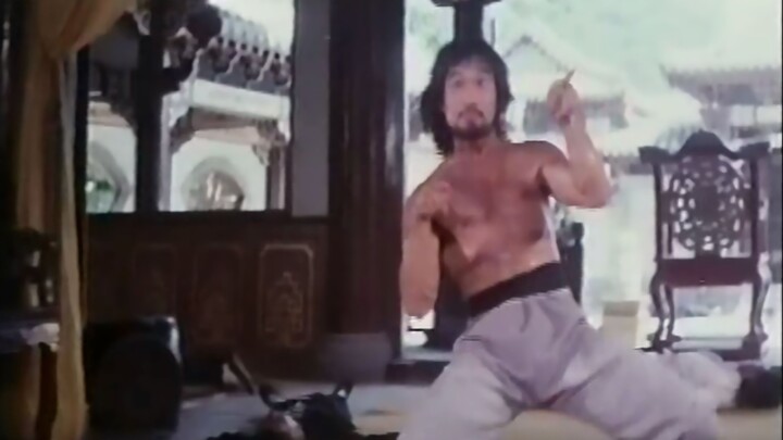 The protagonist of the movie "Crazy Mantis" goes crazy, creates the Crazy Mantis Fist, and successfu