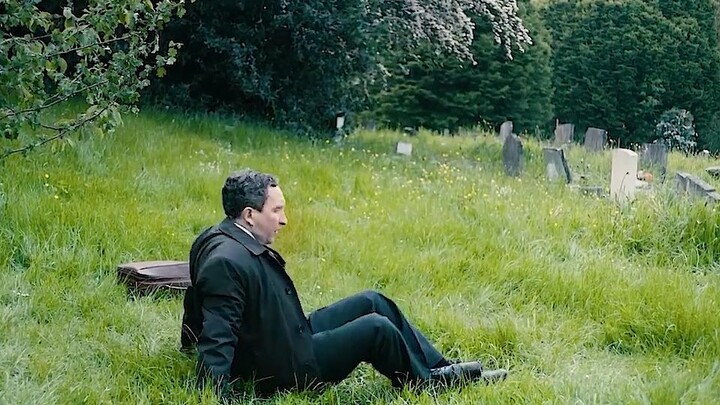 Rating 9,0! Di depan makamnya tak ada seorang pun, tapi penuh sesak dengan hantu.