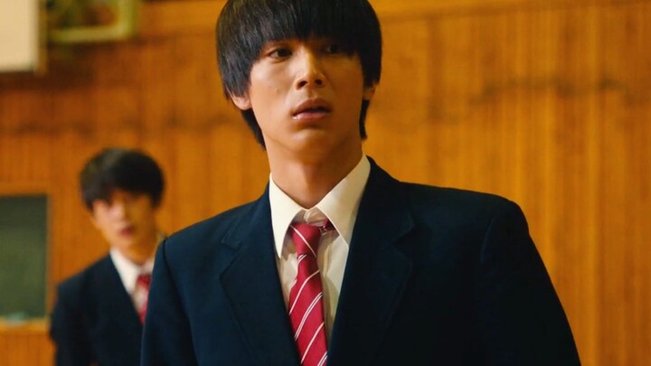 The bullied, insecure girl and the kind, righteous senior—this pure, redemptive romance from a Japan