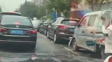 一路狂泼