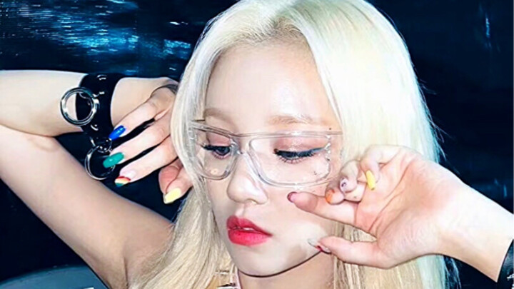 Song Yuqi really knows how to flirt with girls—she even effortlessly won over Shen Xiaoting!