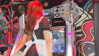 No housework today! The little maid is dancing a disco dance~
