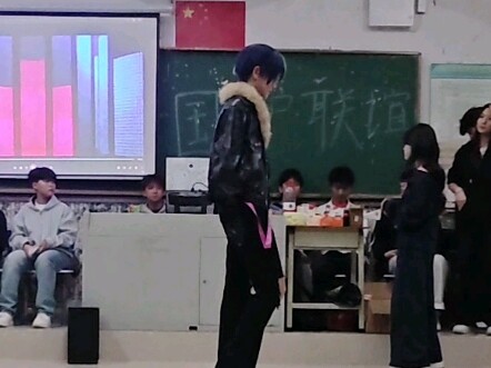 【Shiyu】Thật không ngờ lại có người thực hiện động tác toya jump rs + flyer ngay trong trường học?!