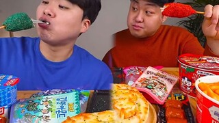 thử thách ăn đồ màu xanh và màu đỏ
