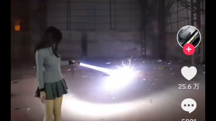 【TikTok】Foreign netizens react to Chinese sellers' laser flashlights: "Damn, this is a lightsaber!" 