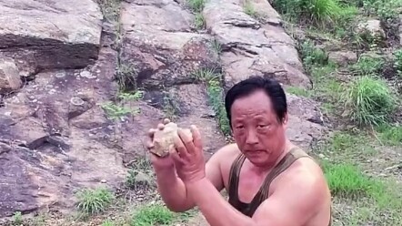 Aces every shot, never misses a beat—true masters really are out there in the wild.