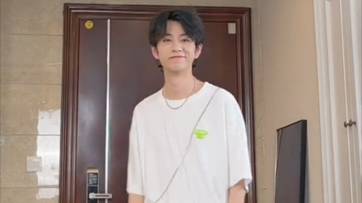 【نصائح في الموضة】 بعض التفاصيل الدقيقة لتنسيق الملابس للشباب قصيري القامة، ذوي البشرة السمراء والقوا