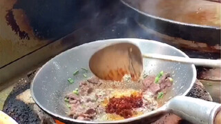 Xào bò non thật nóng, xào nhỏ bánh mì ngâm với nhiều giấm và ớt, đảo đều tay một lúc cho khô ráo sẽ 