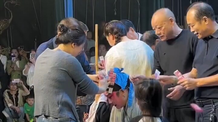 Di dunia nyata, jika terus-menerus memberikan hadiah gila-gilaan, setelah satu pertunjukan selesai, 