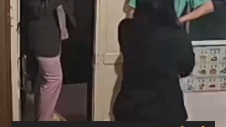 Neighbors downstairs complained about the noise, so Mom just pushed the “culprit” right out—netizens