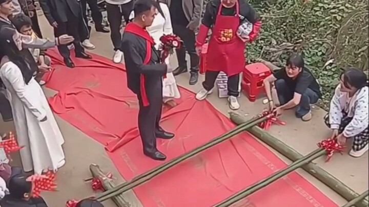 Inilah yang disebut lelucon pernikahan kelas atas: tidak canggung, tidak vulgar, dan selalu penuh ta