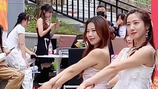 很适合年末跳的Lionheart！！少女时代的歌真的怎么都不腻！！永远的女帝💕是美女就穿最闪亮的裙子狠狠给我扎马步！[脱单doge]
