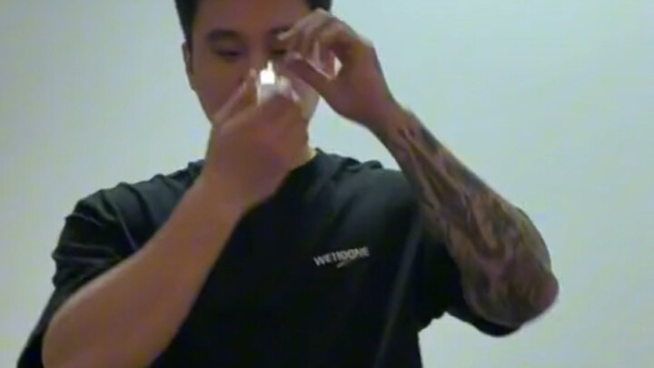 狗翻垃圾桶找吃的，我哥翻垃圾桶找外卖单