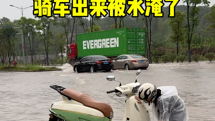 Baru saja keluar naik sepeda, tiba-tiba banjir!