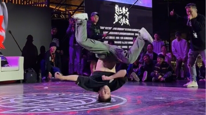 หนุ่มเต้นสตรีทแดนซ์จี๋ซูสุดแกร่ง ฝีมือล้ำเลิศ แค่ท่าหัวกระโดดเดียวก็ทำคนทั้งฮอลล์ตะลึง โคตรเจ๋งเลย! 