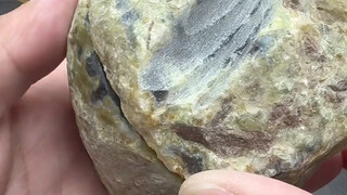 This agate contains water from hundreds of thousands of years ago