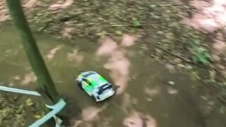 迷你遥控车比赛，场地很简单，气氛很欢乐