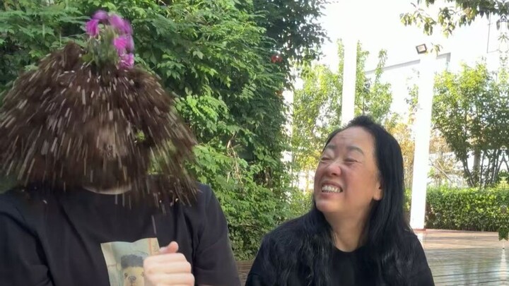 Mẹ tôi bảo mồm to thì ăn khắp nơi