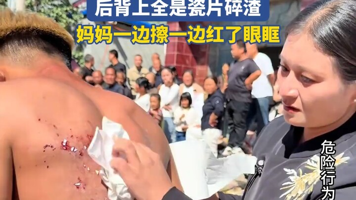 การแสดงของลูกสิงโตขาวเกิดอุบัติเหตุ หลังของมันเต็มไปด้วยเศษกระเบื้องจนไม่สามารถแตะต้องได้