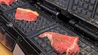 Orang-orang yang menyukai steak dan wafel terdiam setelah menonton video tersebut...