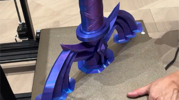 Pedangnya sangat besar, hampir tidak muat di dalam ruangan~