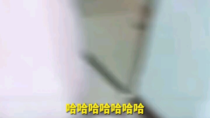 เพื่อนเจ้าสาวดักหน้าเจ้าบ่าวซักถามอย่างจี้ใจดำ: “มีแฟนรึยัง? ยังไม่มีเหรอ? งั้นแอด WeChat กันหน่อย!”