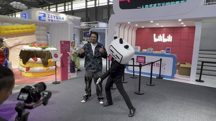 [Smirking] I’m at Bilibili’s Young Home Trends Experience Exhibition at AWE Shanghai!