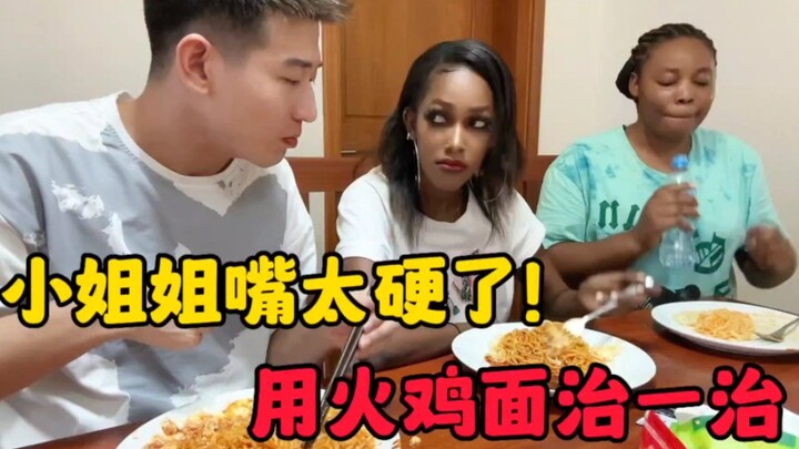 Mỹ nhân nước ngoài cứng miệng đến mức nào? Thử ngay với mì gà cay! Miệng thì nói không nhưng cơ thể 