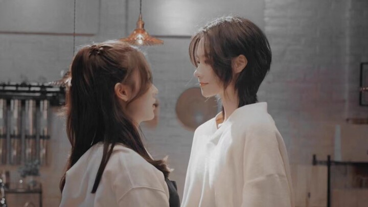 "Tôi lại gặp người chị gái hống hách đã mất tích từ lâu của mình, và tôi hơi sợ cô ấy."