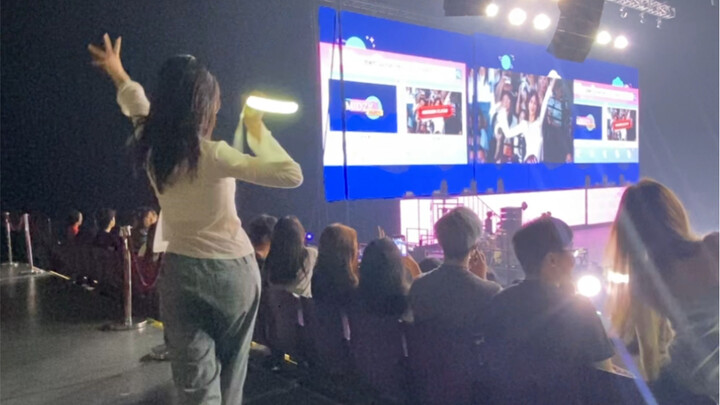 Look at this young lady dancing untouchable on the big screen at ITZY’s Hong Kong concert!