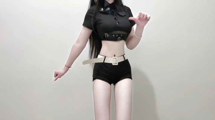 霓裳旋似柳临风，烛影摇波透玉容